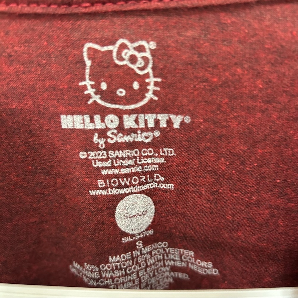 Hello Kitty Christmas "Seasons Greetings" Cropped Cut Off Tee Small - Picture 2 of 4